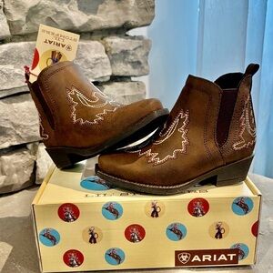 Ariat Mya Lil’ Stompers snip toe ankle boots,zipper entry,stretch panel,Western